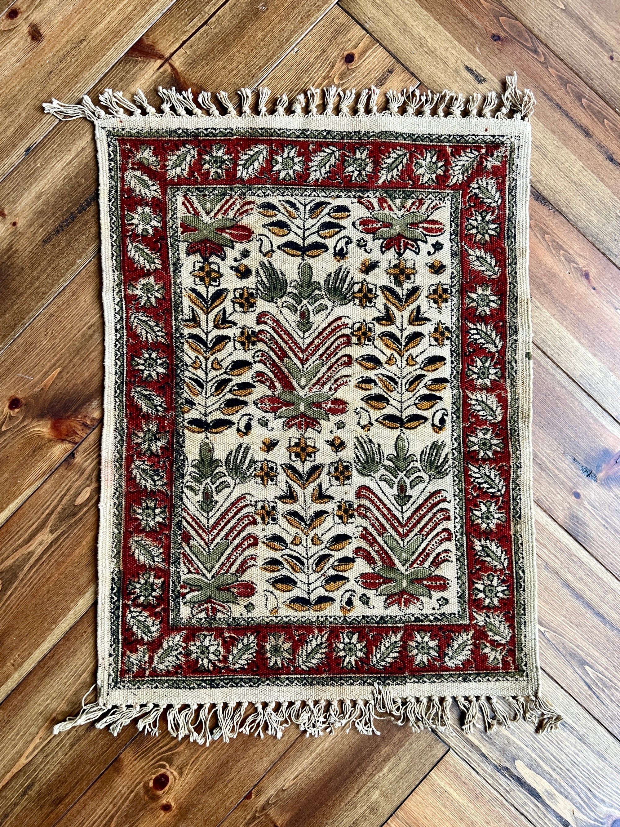 Apurva Rug | 1.5’ x 2’