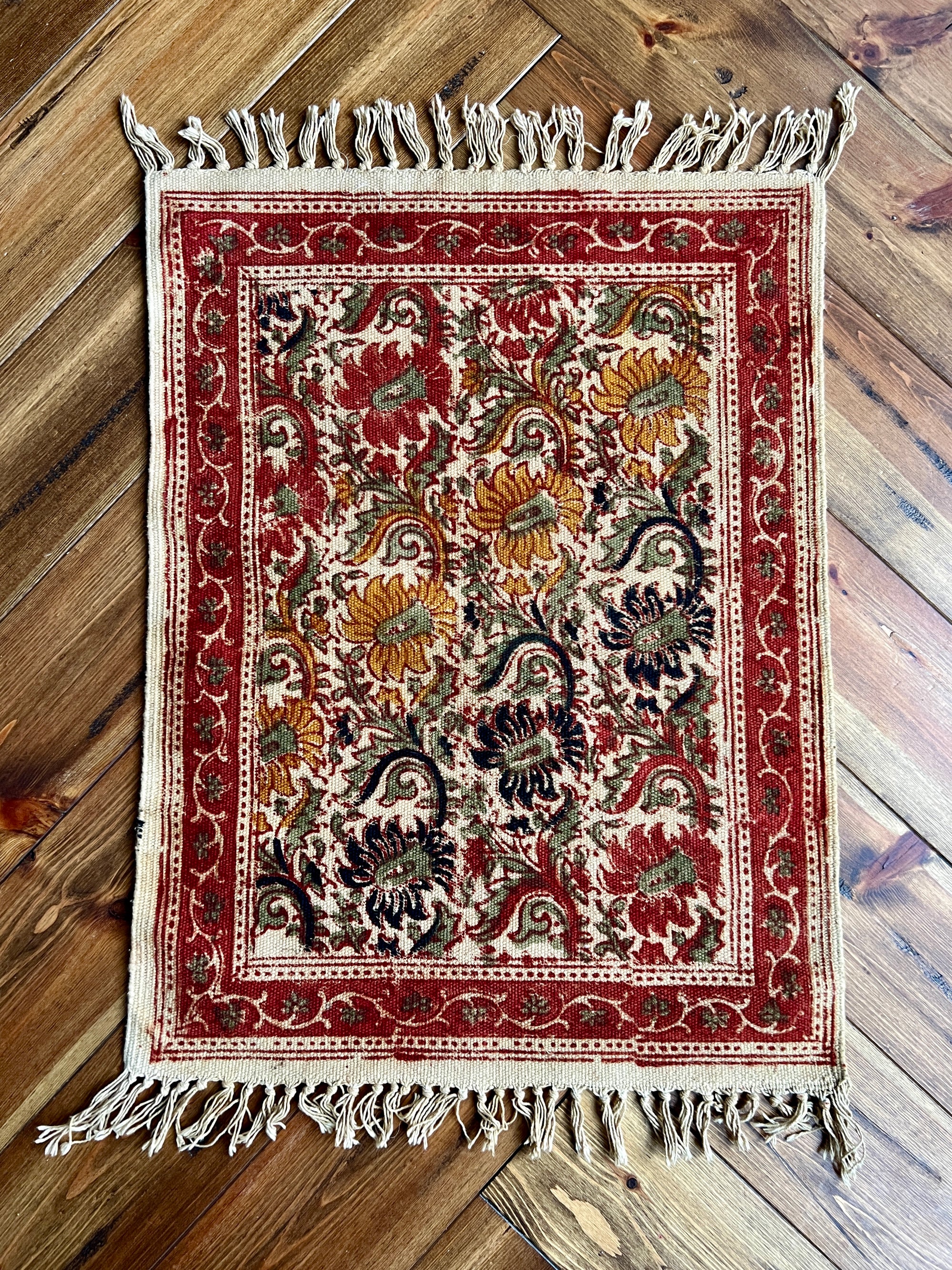 Lasya Rug | 1.5’ x 2’